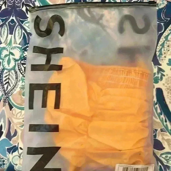 SHEIN Curve Ruched Off The Shoulder Crop Top Size 1X Yellow NWT - Picture 6 of 6